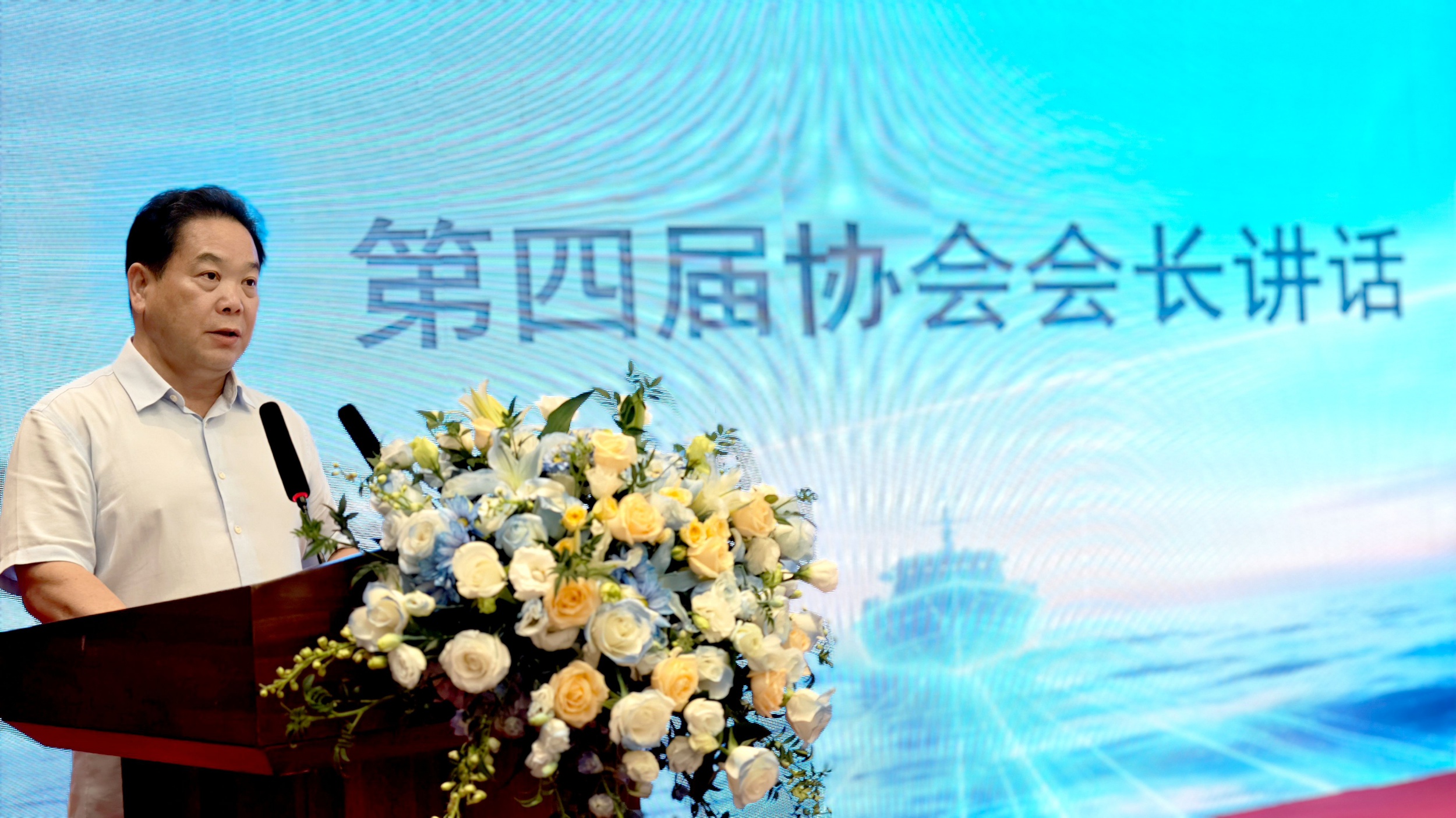 Liang Xinfang speaking at the Taizhou Shipbuilding Industry Association meeting